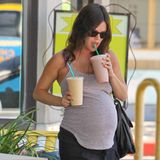 Die schwangere Rachel Bilson, versorgt sich und ihr Ungeborenes mit einem kühlen Shake.