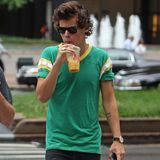 "One Direction"-Sänger Harry Styles schlürft beim Spaziergang durch New York einen Smoothie.