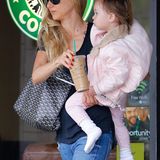 Kimberly Stewart und Töchterchen Delilah legen einen Zwischenstopp bei "Starbucks" ein.