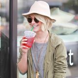 Julianne Hough freut sich über ihr leckeres Kaltgetränk, während sie durch die Straßen von Hollywood schlendert.