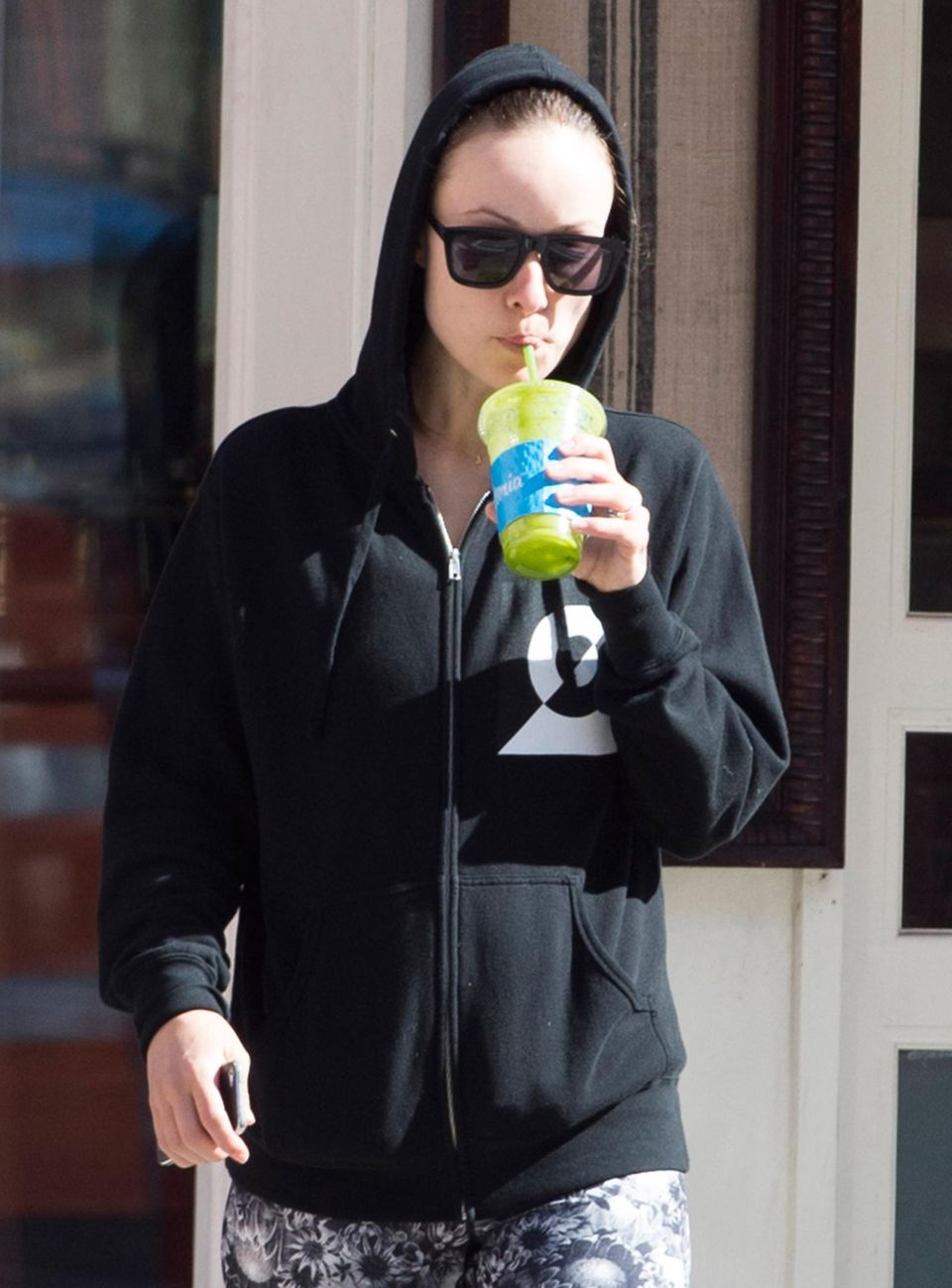 Olivia Wilde schlürft ihr "Liquiteria-Drink" im Schlabberlook mit Kapuze überm Kopf. Sie ist in West Village in New York unterwegs. Olivia Wilde schlürft ihr "Liquiteria-Drink" im Schlabberlook mit Kapuze überm Kopf. Sie ist in West Village in New York unterwegs.