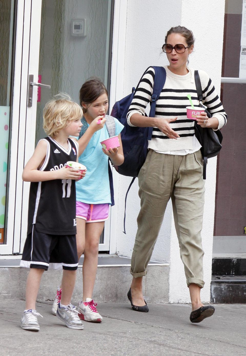 Christy Turlington und ihre Kinder Grace und Finn schlecken im New Yorker West Village einen Frozen Yoghurt. Christy Turlington und ihre Kinder Grace und Finn schlecken im New Yorker West Village einen Frozen Yoghurt.
