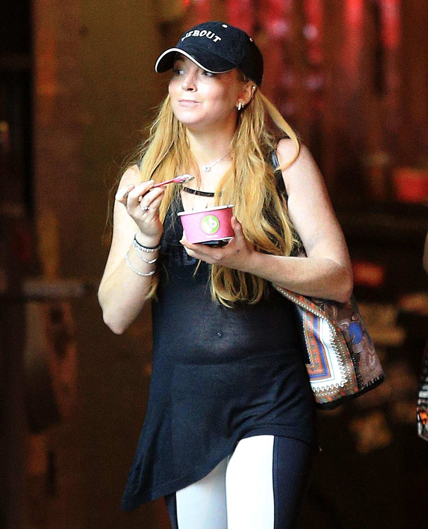 Lindsay Lohan gönnt sich nach dem Workout im Fitnessstudio einen Frozen Yogurt.