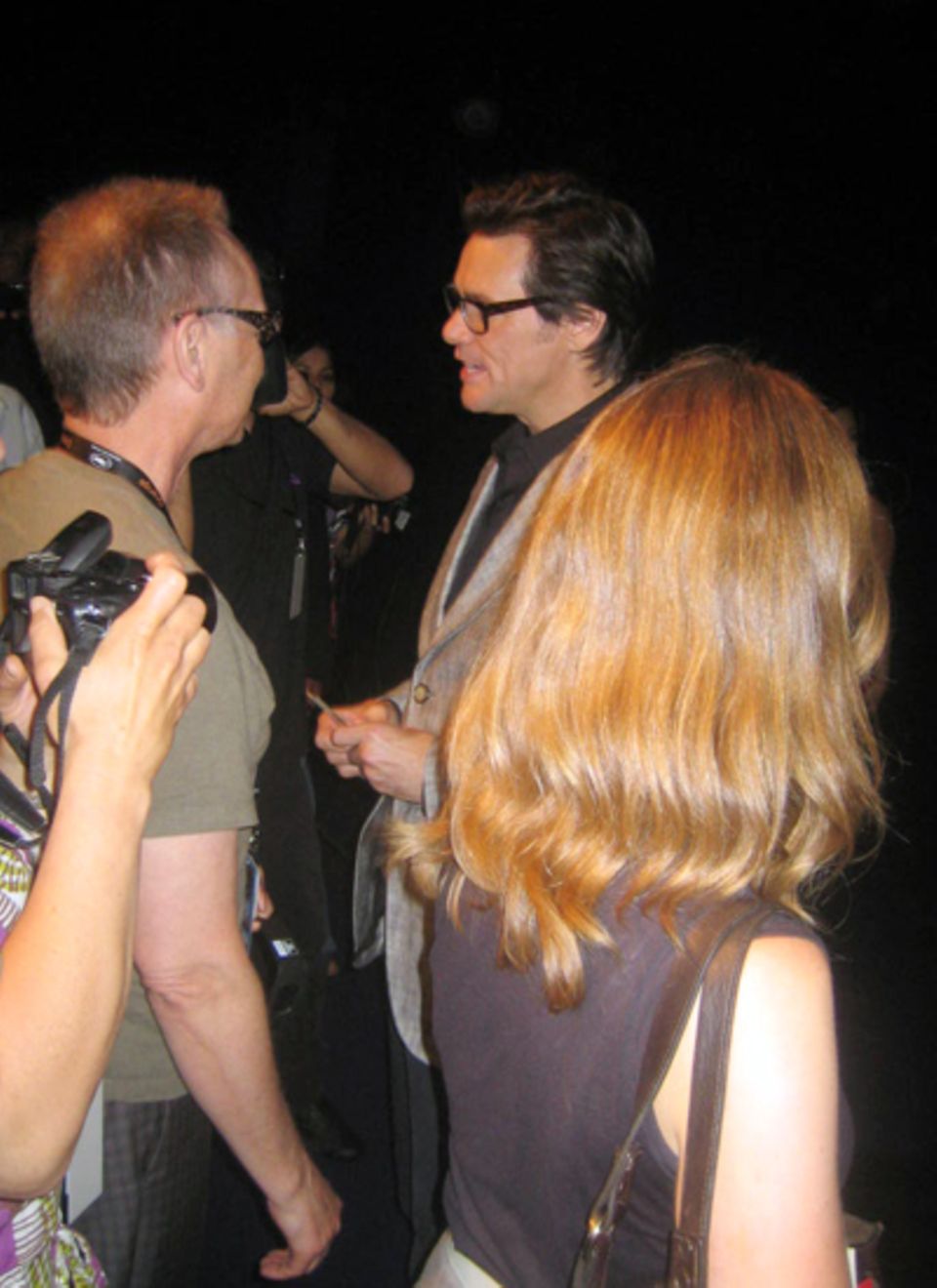 Nach einer 45-minütigen Pressekonferenz zeigt Jim Carrey keine Berührungsängste. Nach einer 45-minütigen Pressekonferenz zeigt Jim Carrey keine Berührungsängste.