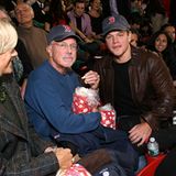 Matt Damon und sein Vater machen es sich mit Popcorn bei der "The Town"-Premiere in Boston gemütlich.