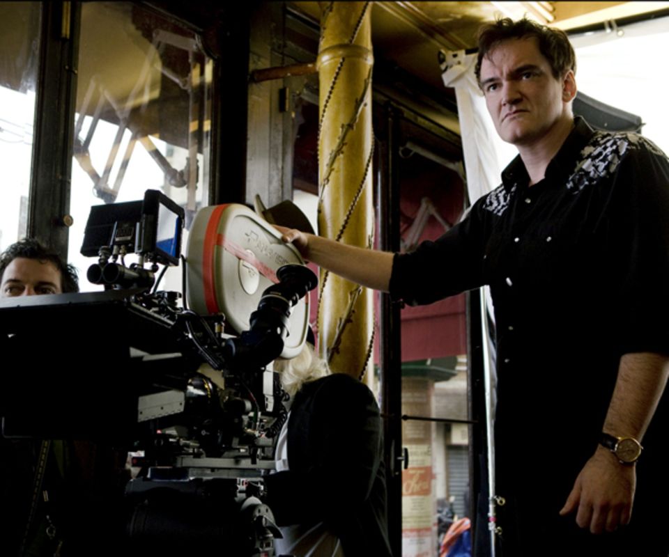 Fast alles was er anfässt wird zum Kult: Quentin Tarantino hinter der Kamera für "Inglourious Basterds" Fast alles was er anfässt wird zum Kult: Quentin Tarantino hinter der Kamera für "Inglourious Basterds"