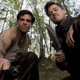 Nazi-Jäger unter sich: Eli Roth und Brad Pitt posieren mit ihren Werkzeugen.