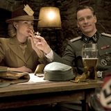 Diane Kruger trägt den schönen Namen Bridget Von Hammersmark mit ihrem Kollegen Michael Fassbender alias Lt. Archie Hicox.