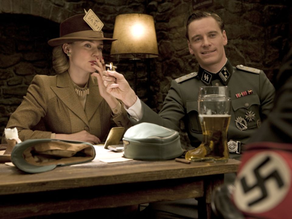 Diane Kruger trägt den schönen Namen Bridget Von Hammersmark mit ihrem Kollegen Michael Fassbender alias Lt. Archie Hicox.