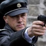 Mit Totenkopf und Knarre zieht Christopher Waltz gegen Brad Pitt in den Krieg.