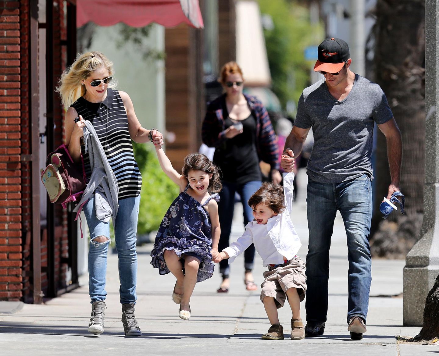 21. April 2013: Sarah Michelle und Freddie Prinze Jr. sind auf dem Weg zum Veggie Grill in Santa Monica. Tochter Charlotte Grace gefällt das ganz besonders.