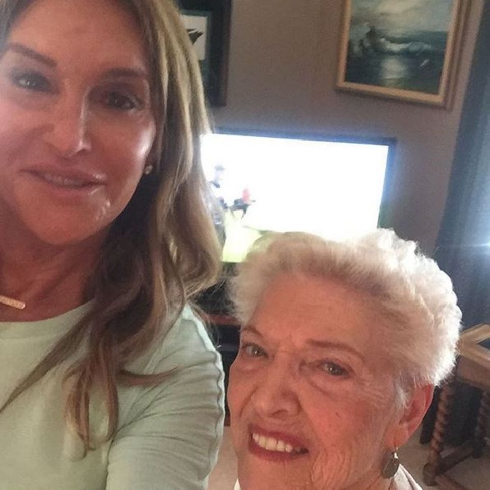 Gespannt verfolgt Caitlyn Jenner gemeinsam mit ihrer Mutter Esther die Olympischen Spiele in Rio vom heimischen Sofa. Das weckt Erinnerungen: Jenner selbst gewinnt 1976 die olympische Goldmedaille im Zehnkampf. Gespannt verfolgt Caitlyn Jenner gemeinsam mit ihrer Mutter Esther die Olympischen Spiele in Rio vom heimischen Sofa. Das weckt Erinnerungen: Jenner selbst gewinnt 1976 die olympische Goldmedaille im Zehnkampf.