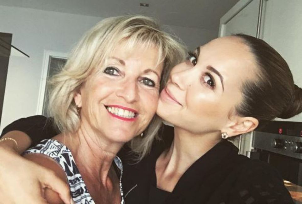Der Apfel fällt nicht weit vom Stamm: Grace Capristo hat ihre Schönheit definitiv von Mama Carmen geerbt. Stolz postet die Sängerin ein tolles Mutter-Tochter-Foto auf Instagram. Der Apfel fällt nicht weit vom Stamm: Grace Capristo hat ihre Schönheit definitiv von Mama Carmen geerbt. Stolz postet die Sängerin ein tolles Mutter-Tochter-Foto auf Instagram.