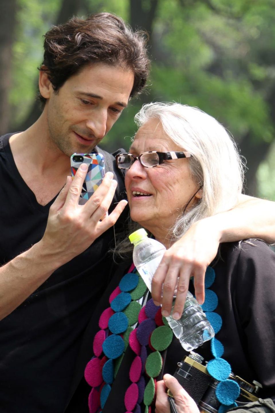 Adrien Brody und seine Mutter Sylvia Plachy besuchen gemeinsam eine Fotoausstellung im Rahmen des "2014 International Film Festival" in Beijing und halten die Erlebnisse mit dem Handy fest.