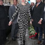 Im silbrig-kartierten Vintage-Jumpsuit von Versace ist Lady GaGa in Paris unterwegs.