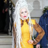 In einem für ihre Verhältnisse sehr eleganten, senfgelben Outfit zeigt sich Lady GaGa vor einem Londoner Hotel. Das auffällige Midikleid mit ausgestelltem Saum fällt besonders durch den weißen Stehkragen und die mit Metallstäbchen besetzten Ärmel auf.