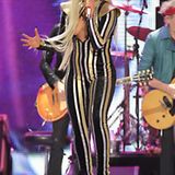 In Gold- und Silberstreifen gibt Lady GaGa auf der Bühne alles.