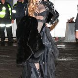 Fashion-Looks: Ganz die GaGa: Die Moskauer Fans am Flughafen bekommen einen typisches, freizügiges Outfit präsentiert.