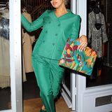 In einem grünen Hosenanzug und mit Dollarzeichen-Hut taucht Lady GaGa vor den "ITV Studios" in London auf.