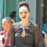 Clown trifft Gothic: Geschminkt wie ihr neues Plattencover und düster gekleidet zieht Lady GaGa wie üblich alle Blicke auf sich.