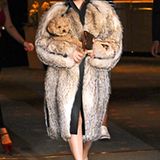 Gute Tarnung für Hündchen Fozzi: Als Grande Dame mit ausladendem Pelzmantel präsentiert sich Lady GaGa in Bulgarien.
