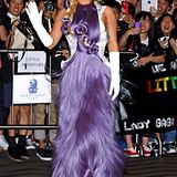 Lady GaGa präsentiert diese fliederfarbene Haar-Kleid-Symbiose bei einem Besuch in Hong Kong.