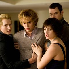 Carlisle Cullen (Peter Facinelli), Alice (Ashley Greene) und Emmett (Kellan Lutz) müssen Jasper (Jackson Rathbone) zurückhalten.