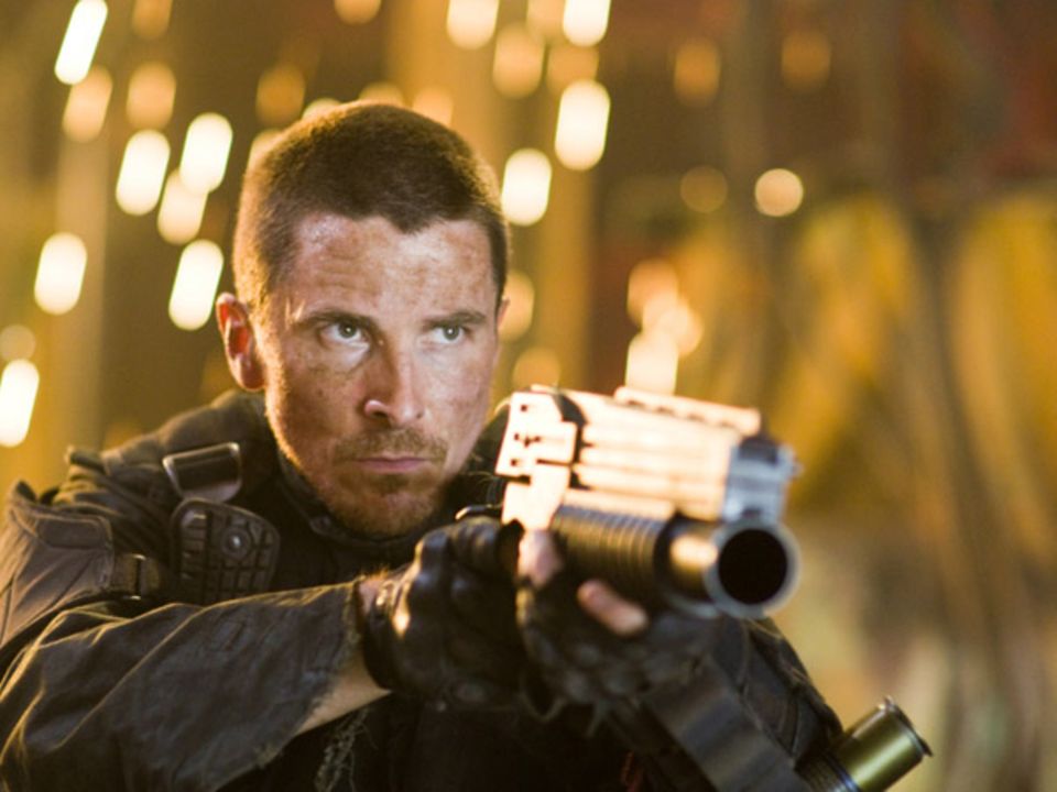Christian Bale spielt den Anführer der menschlichen Rasse: John Connor soll, der Zukunft zu Folge, die Menschen zum Sieg führen. Christian Bale spielt den Anführer der menschlichen Rasse: John Connor soll, der Zukunft zu Folge, die Menschen zum Sieg führen.