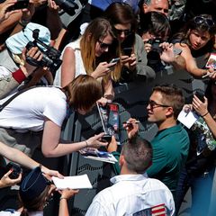 Vor einem Fototermin für seinen Film "The Rover" gibt Robert Pattinson Autogramme.