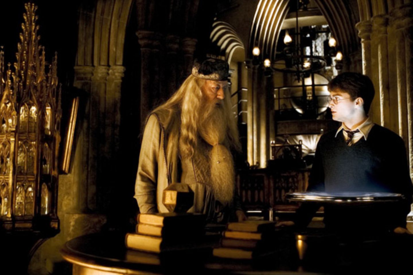 Professor Dumbledore und Harry besprechen sich in dem Büro des Schulleiters.