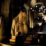 Professor Dumbledore und Harry besprechen sich in dem Büro des Schulleiters.