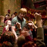 Ron genießt seine Popularität bei den anderen Kids des Hauses Gryffindor.