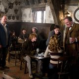 In Hogsmeade treffen die drei Zauberschüler Professor Slughorn im Pub "Die Drei Besen".