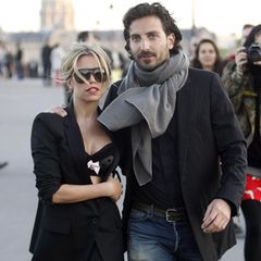 April 2013  Der Trennungsschmerz ist überwunden: Sylvie van der Vaart zeigt sich turtelnd mit einem neuen Mann an ihrer Seite. Guillaume Zarka kommt aus Frankreich und ist Geschäftsmann.