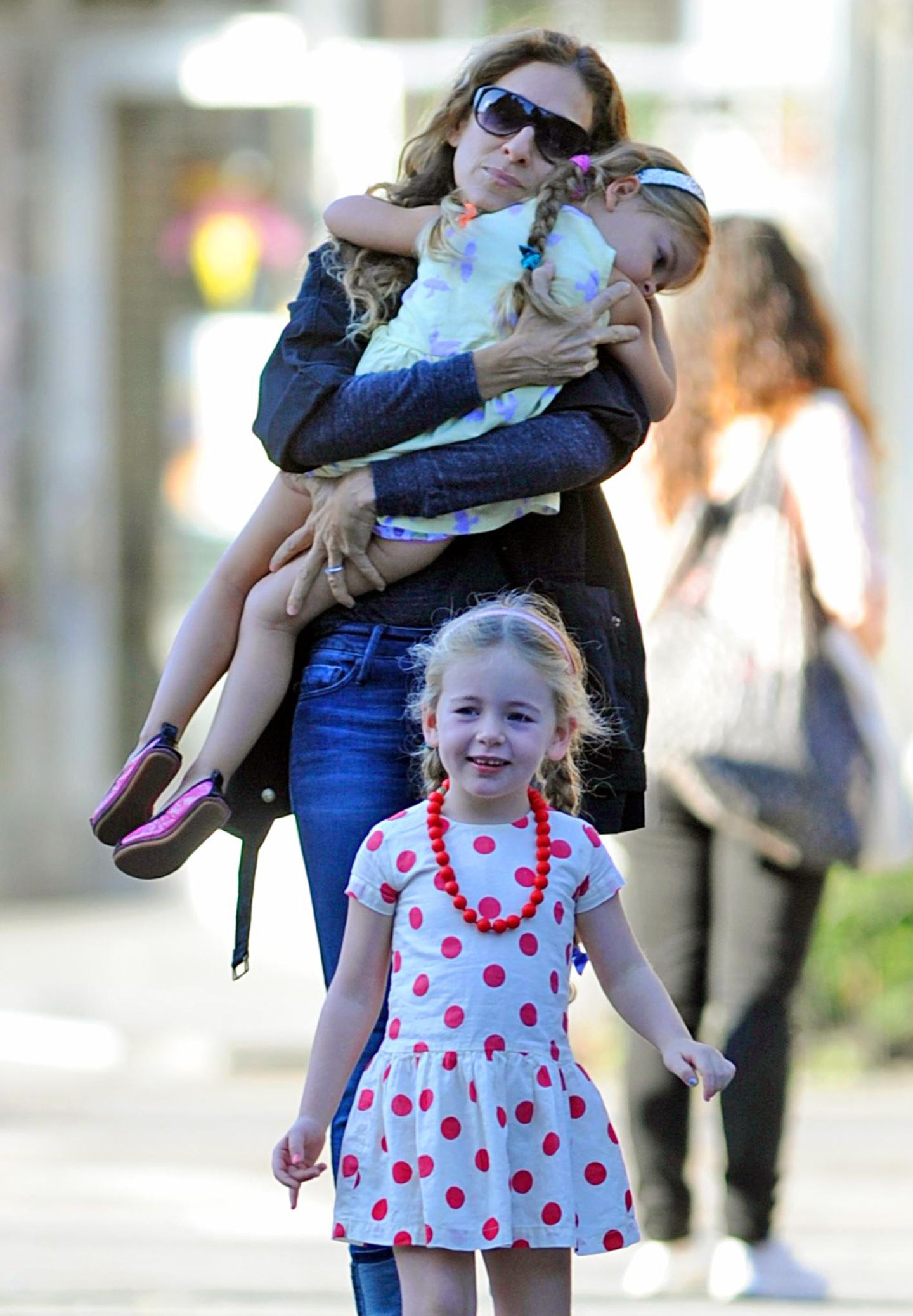 September 2013: Liebevoll trägt Sarah Jessica Parker die noch müde Tabitha zur Schule. Marion ist schon munter und läuft vorweg.