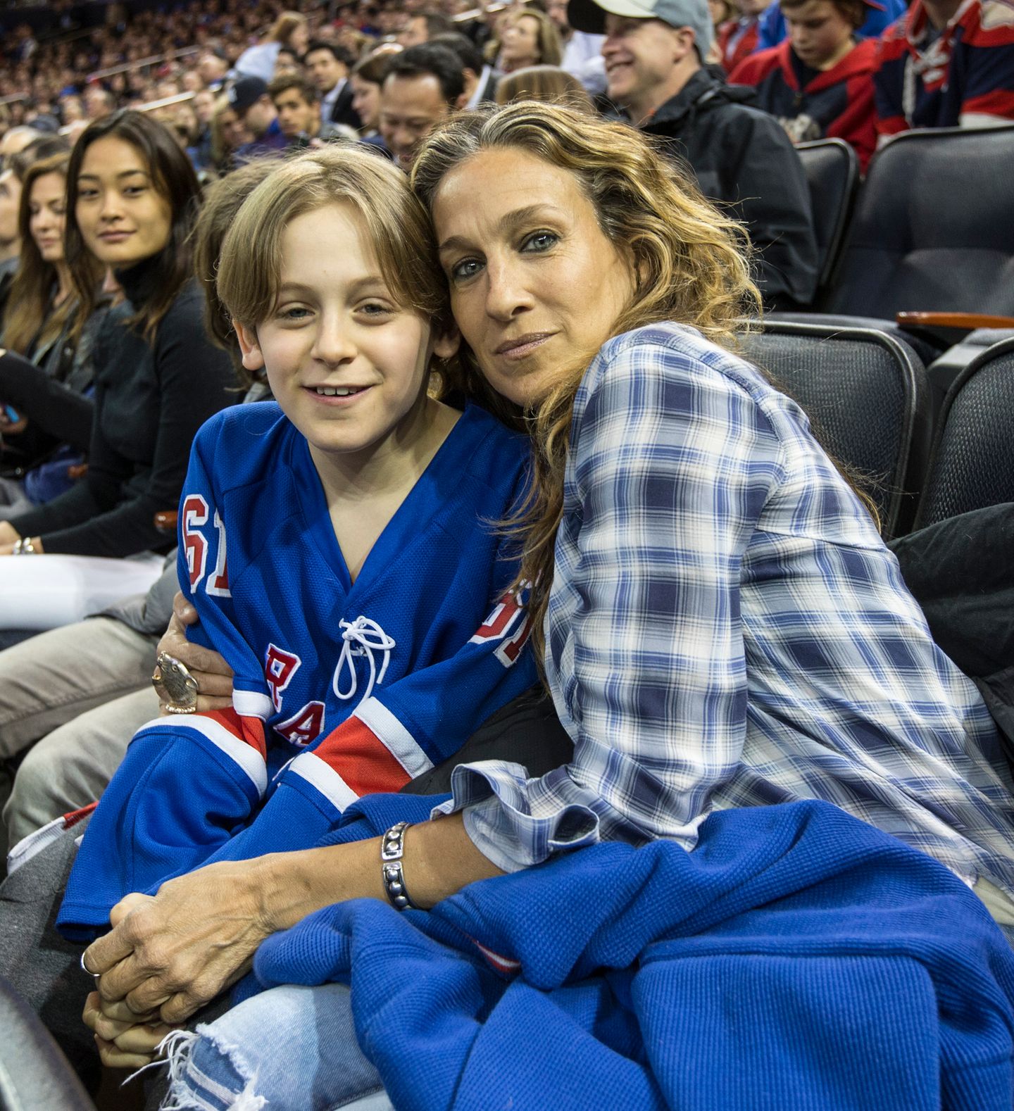 März 2015  Sarah Jessica Parker sieht sich mit Sohn James das Spiel der "NY Rangers" gegen die "LA Kings" im Madison Square Garden an.