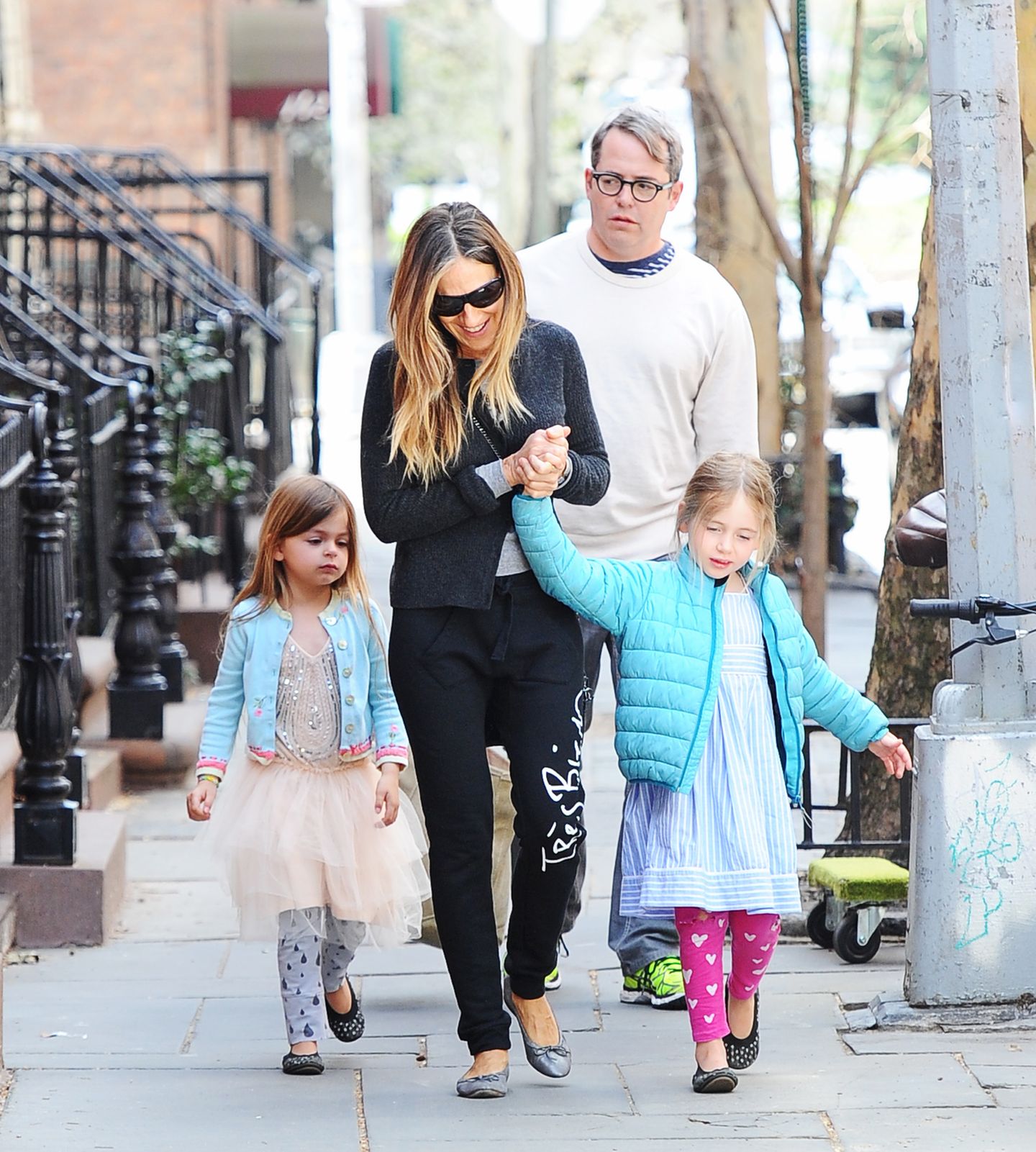 April 2015  Sarah Jessica Parker und Matthew Broderick spazieren mit ihren Zwillingstöchtern durchs West Village in New York. Ein schönes Familienfoto, nur Sohn James ist leider nicht dabei.