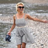 Sommerfeeling in Italien: Pamela Anderson genießt im sommerlichen Matrosen-Kleid ihren Besuch am steinigen Strand von Taormina.