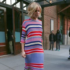 Bei manchen Star-Outfits kann man einfach nur neidisch werden. Sienna Millers gestreiftes Midi-Strickkleid von Celine, mit dem sie die Show von Jimmy Fallon besucht, ist so eines.