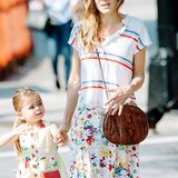 Ein bisschen gewöhnungsbedürftig ist die Kleider-Kombination von Sarah Jessica Parker. Zum langen Blümchenkleid trägt sie ein gestreiftes T-Shirt mit geknöpftem Ausschnitt.