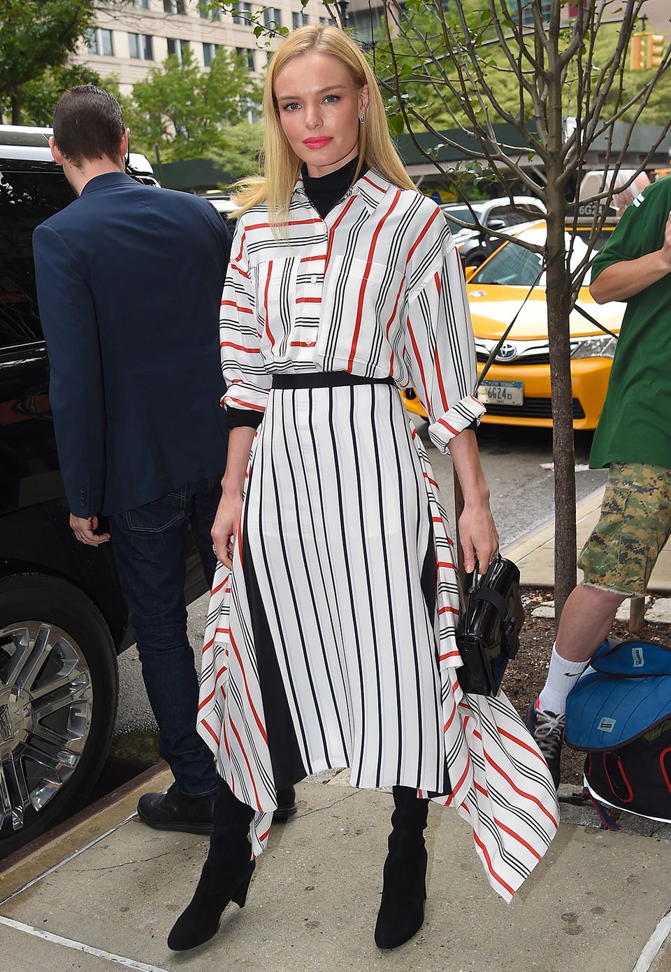 Den perfekten, modischen Übergang zum Herbst hat Kate Bosworth mit diesem Streifen-Outfit von Tome gefunden. Den perfekten, modischen Übergang zum Herbst hat Kate Bosworth mit diesem Streifen-Outfit von Tome gefunden.