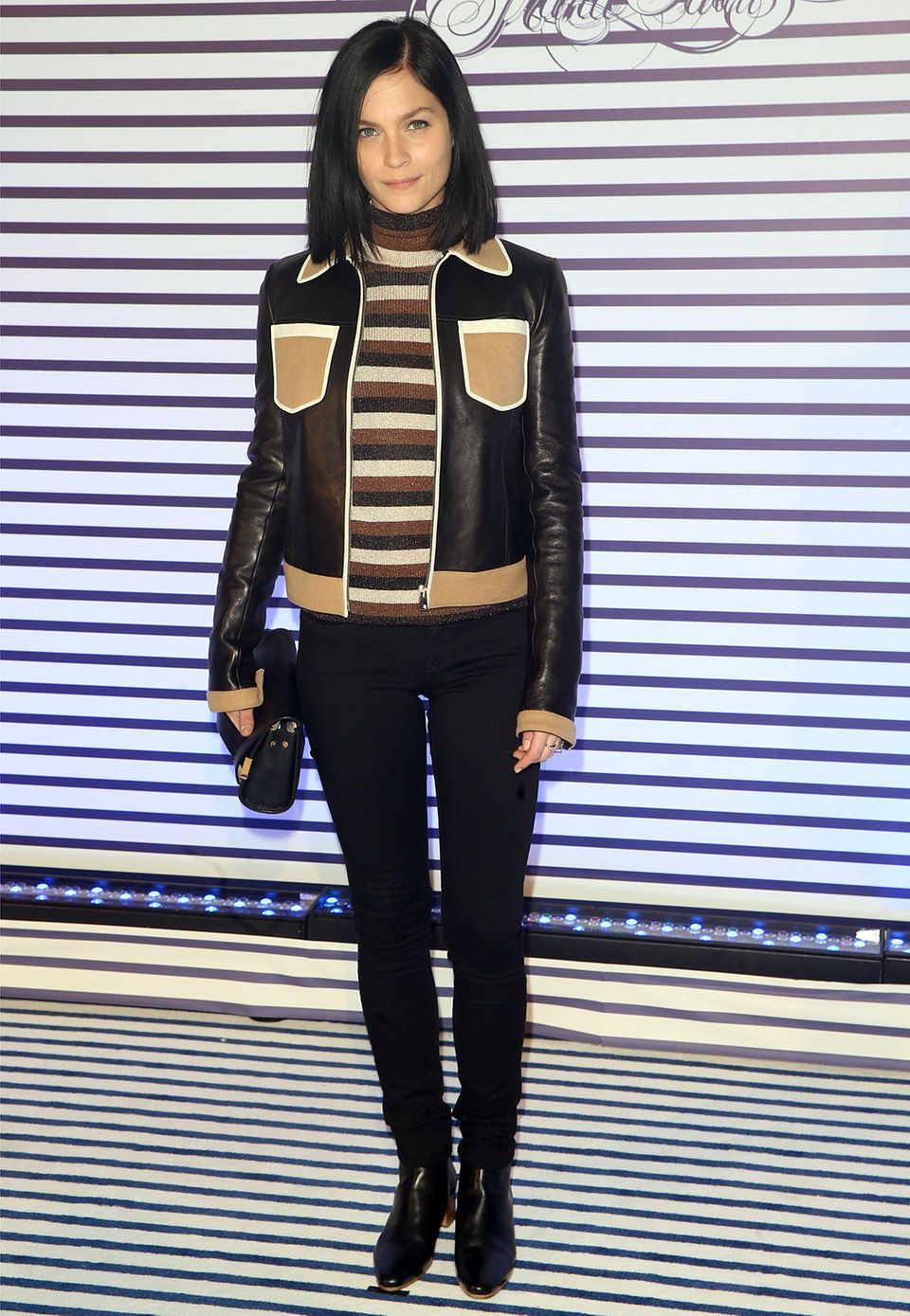 Zu Ehren von Modedesigner Jean Paul Gaultier trägt DJane Leigh Lezark dessen Markenzeichen - breite Streifen. Zarte Lurexfäden verpassen ihrem gestreiften Rolli eine elegante Note. Zu Ehren von Modedesigner Jean Paul Gaultier trägt DJane Leigh Lezark dessen Markenzeichen - breite Streifen. Zarte Lurexfäden verpassen ihrem gestreiften Rolli eine elegante Note.