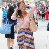Das Mixen von Kleidungsstücken und Mustern, die eigentlich nicht zusammenpassen, versteht Sarah Jessica Parker genauso gut wie ihr SATC-Alter-Ego "Carrie Bradshaw". Das maritime Streifenshirt passt bei ihr erstaunlich gut zum gestreiften, mittellangen Retro-Rock.