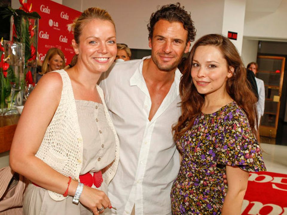 Morgens segeln, mittags zum "Gala Fashion Brunch": Schauspieler Stephan Luca, Ehefrau Julia (li.) und Kollegin Mina Tander.