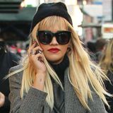 Den jugendlichen Langhaarbob trug Rita Ora nur ein paar Wochen, in New York spazierte sie jetzt wieder mit langer blonder Mähne samt Pony durch die Straßen.