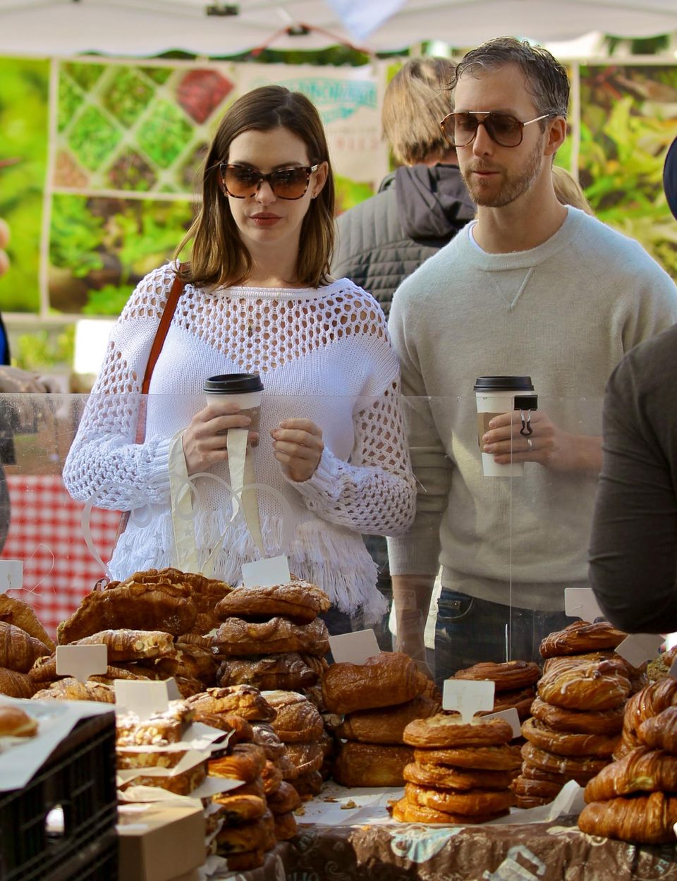 Anne Hathaway und Adam Shulman bummeln über den Studio City Farmers Market und gönnen sich dabei Kaffee und Gebäck. Anne Hathaway und Adam Shulman bummeln über den Studio City Farmers Market und gönnen sich dabei Kaffee und Gebäck.