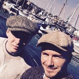 Partnerlook mit Papa: David Beckham verbringt gerne Zeit alleine mit seinem ältesten Sohn Brooklyn. Beim Fischen schützen die beiden ihre Köpfe sogar mit passenden Tweed-Schiebermützen vor der Sonne.