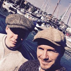 Partnerlook mit Papa: David Beckham verbringt gerne Zeit alleine mit seinem ältesten Sohn Brooklyn. Beim Fischen schützen die beiden ihre Köpfe sogar mit passenden Tweed-Schiebermützen vor der Sonne.