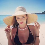 Verzaubert vom Urlaub auf Hamilton Island nimmt uns Model Miranda Kerr mit unter ihren Sonnenhut - und protokolliert gleichzeiti