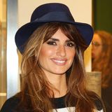 Penélope Cruz bringt mit ihrem dunkelblauen Fedora-Hut zum Streifen-Pullover lässig-maritimen Flair auf eine Shoperöffnung in Mailand.